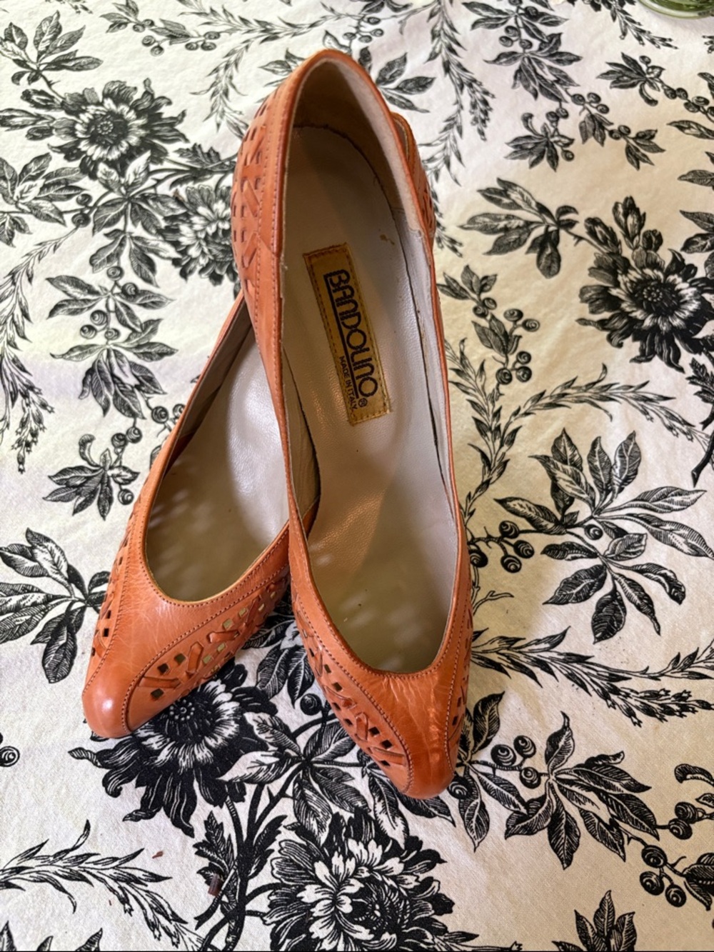 Bandolino Camel Vintage Italian Leather Pointed Kitten Heel